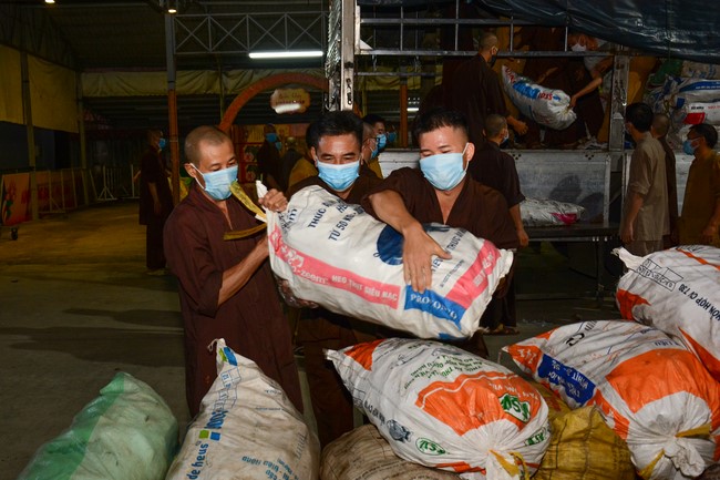 Continuing to support people in need in the Covid-19 pandemic of Hoang Phap Pagoda (series 2)